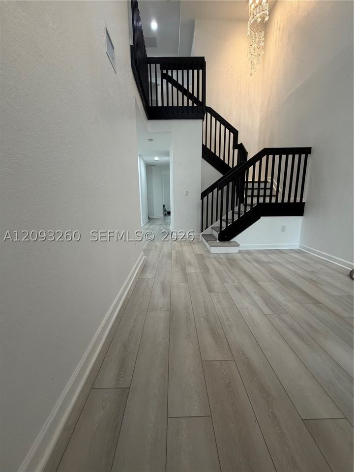 1432 Se 25th Ave - Photo 3 of 22