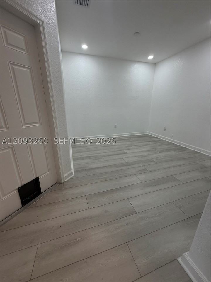 1432 Se 25th Ave - Photo 4 of 22