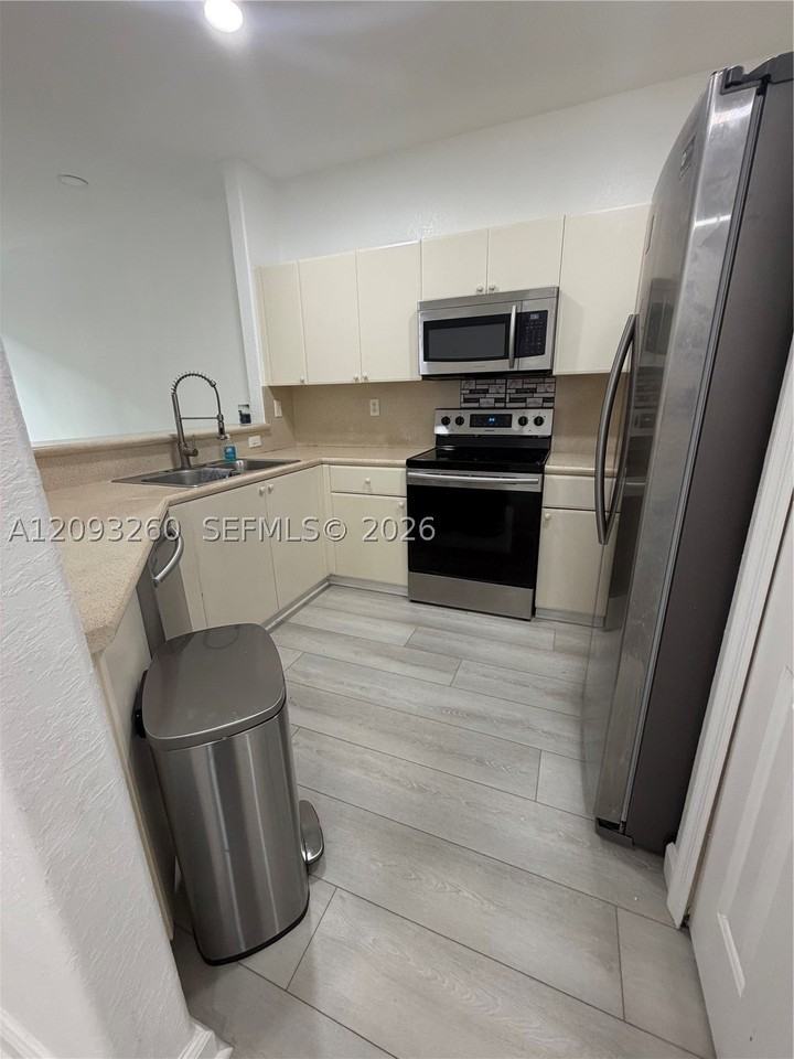 1432 Se 25th Ave - Photo 5 of 22
