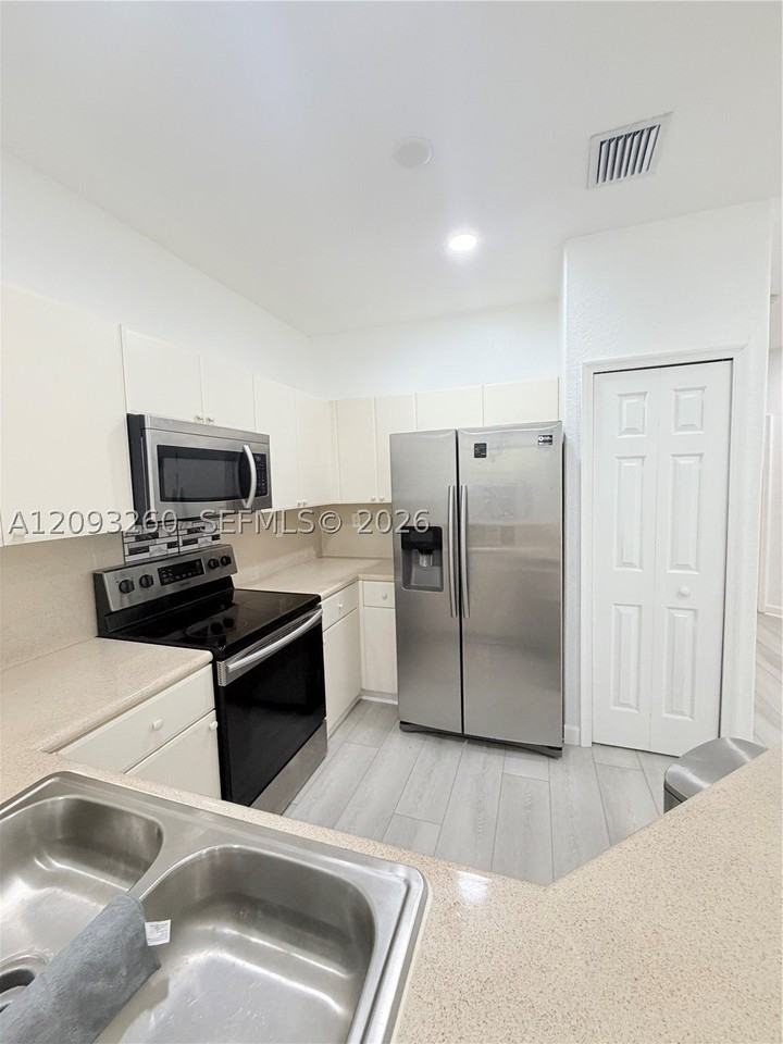 1432 Se 25th Ave - Photo 6 of 22