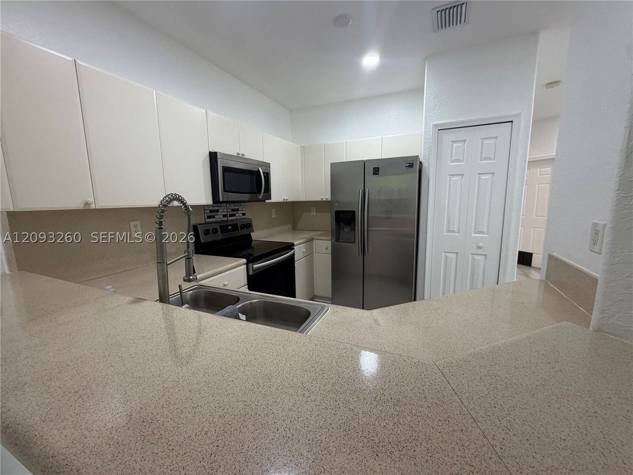 1432 Se 25th Ave - Photo 7 of 22