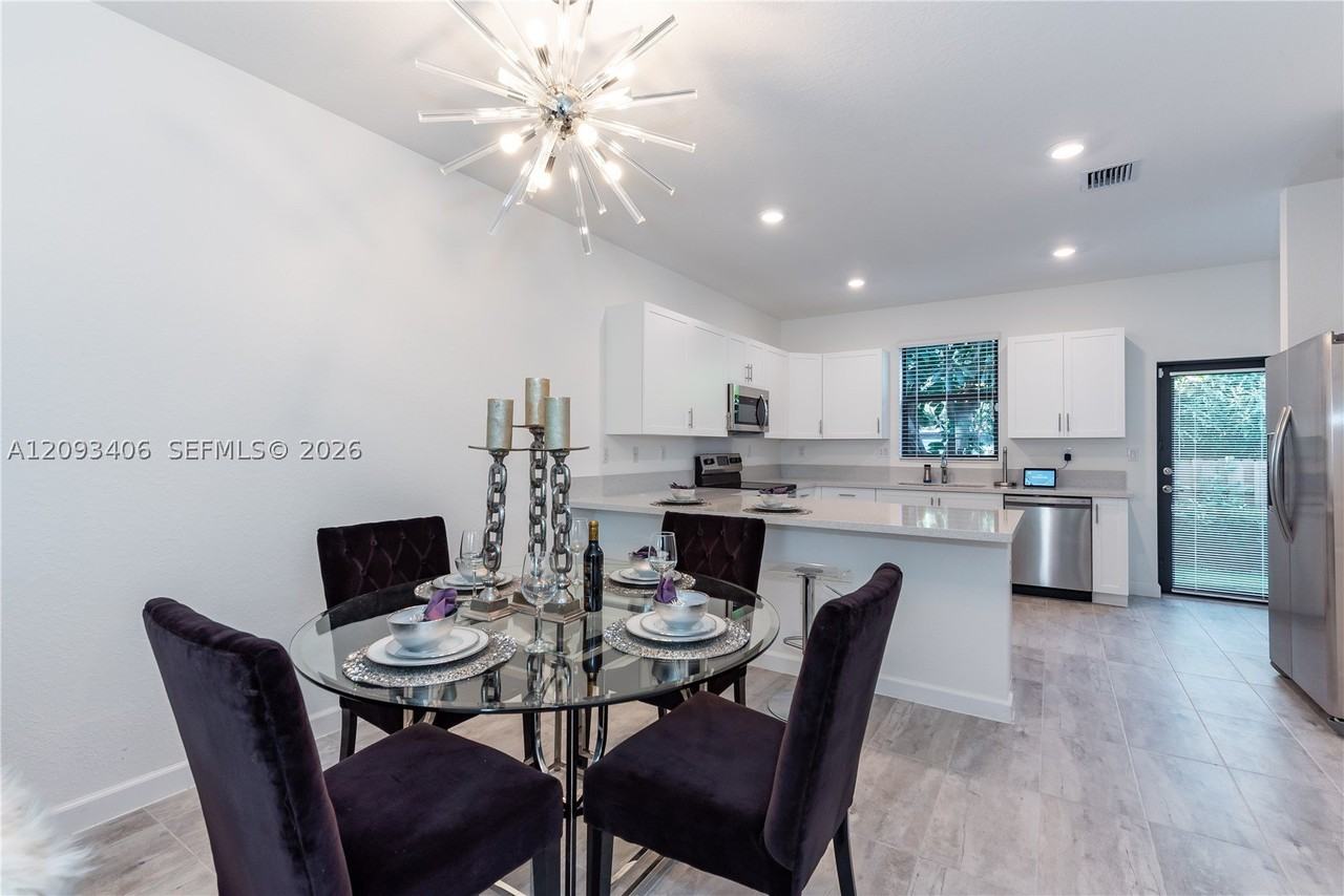 1601 Sw 28th St - Photo 4 of 18