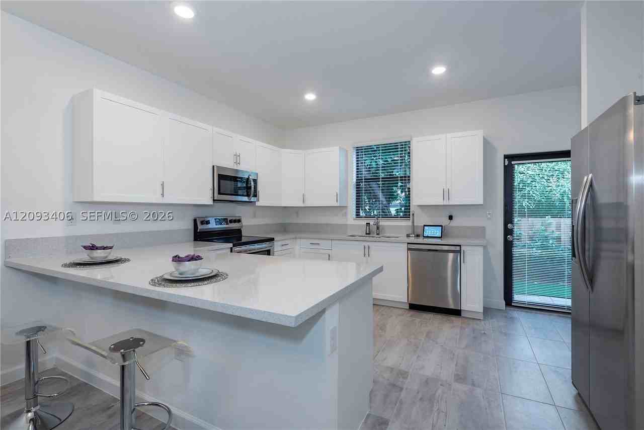 1601 Sw 28th St - Photo 6 of 18