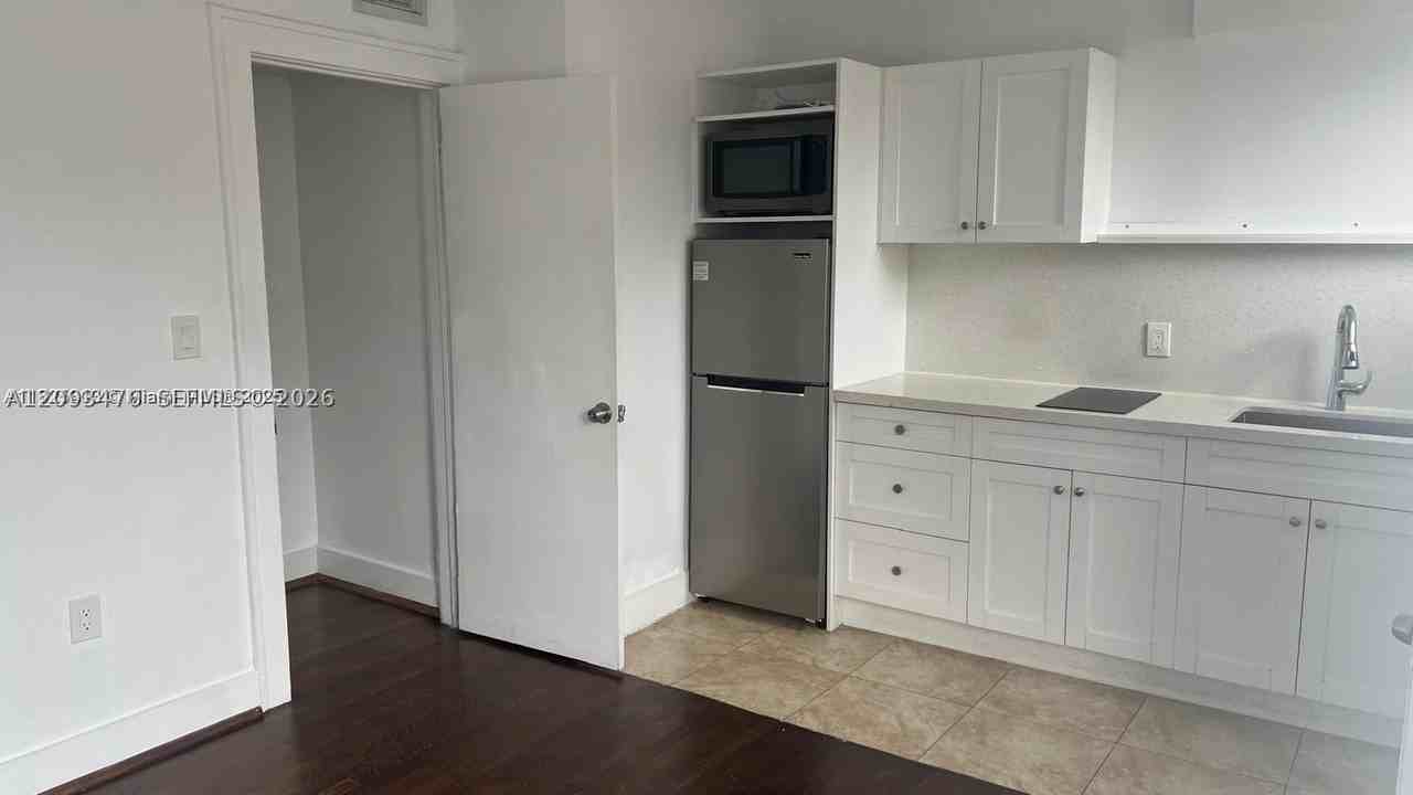 1053 Nw 30th St #2 - Photo 3 of 10