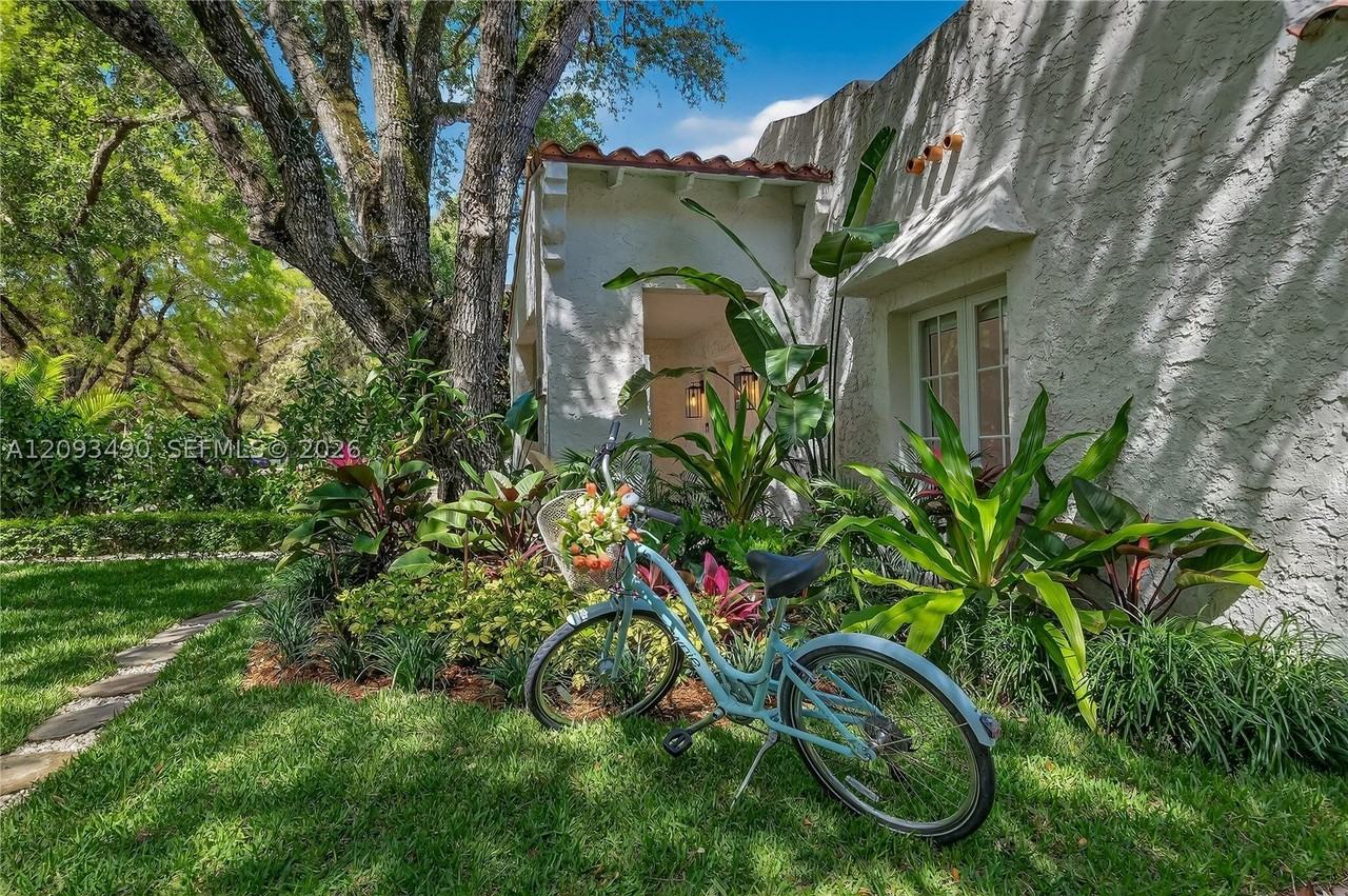 1109 Almeria Ave - Photo 4 of 50