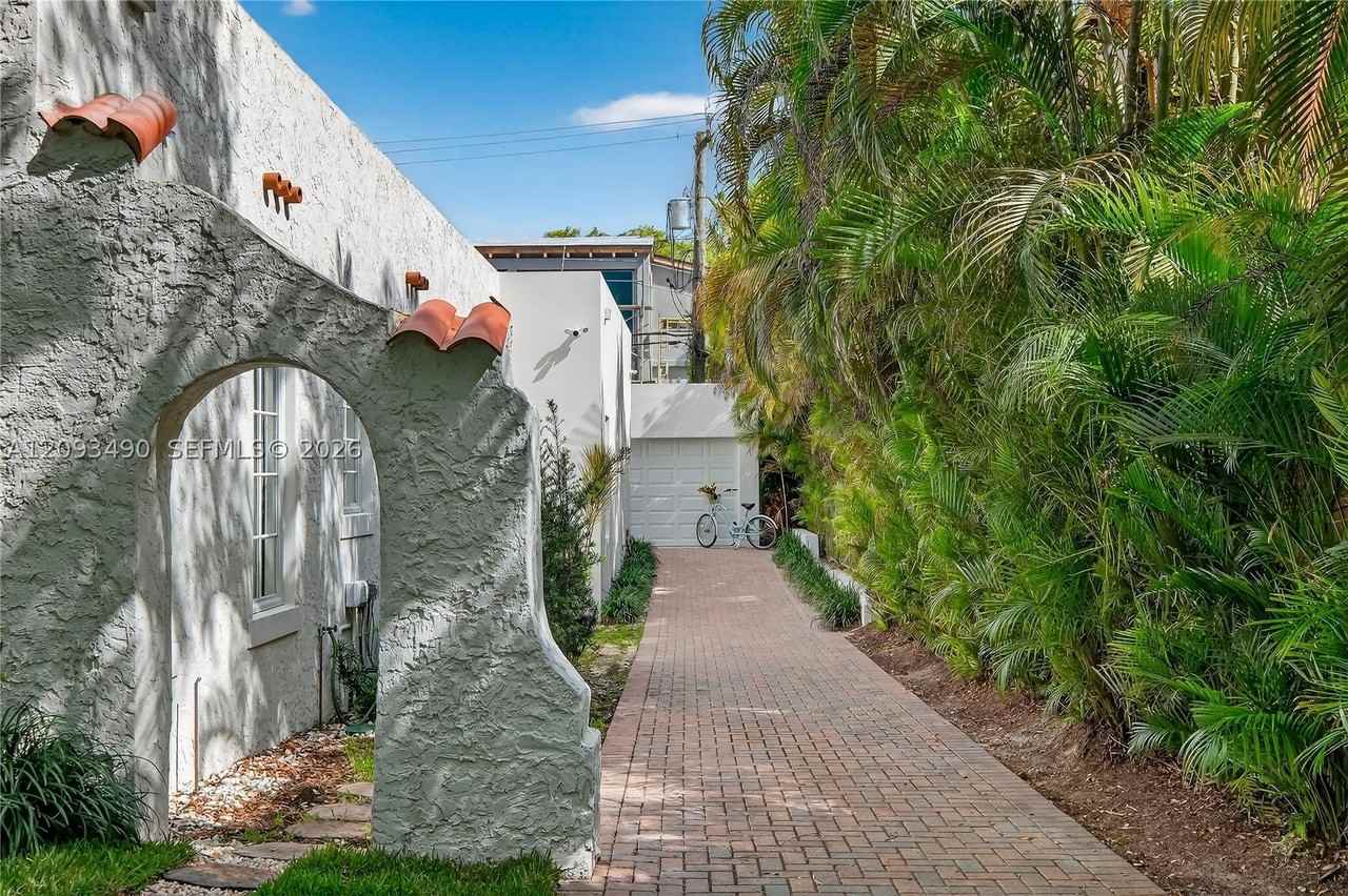 1109 Almeria Ave - Photo 5 of 50
