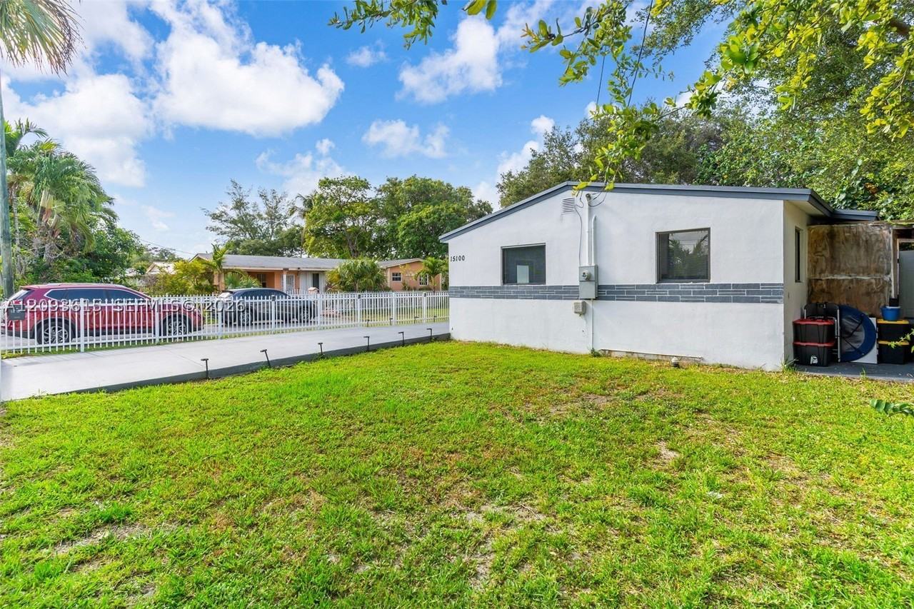 15100 Ne 14th Ct #15100 - Photo 4 of 34