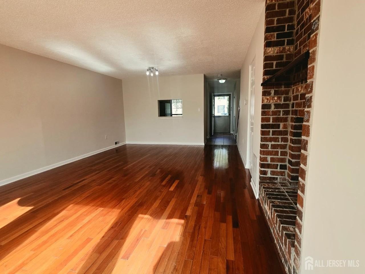 187 Hampshire Ct - Photo 4 of 17