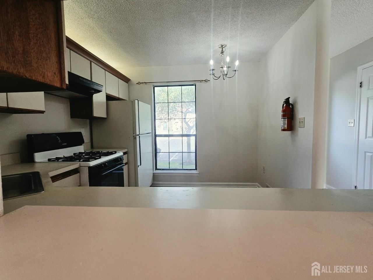 187 Hampshire Ct - Photo 5 of 17