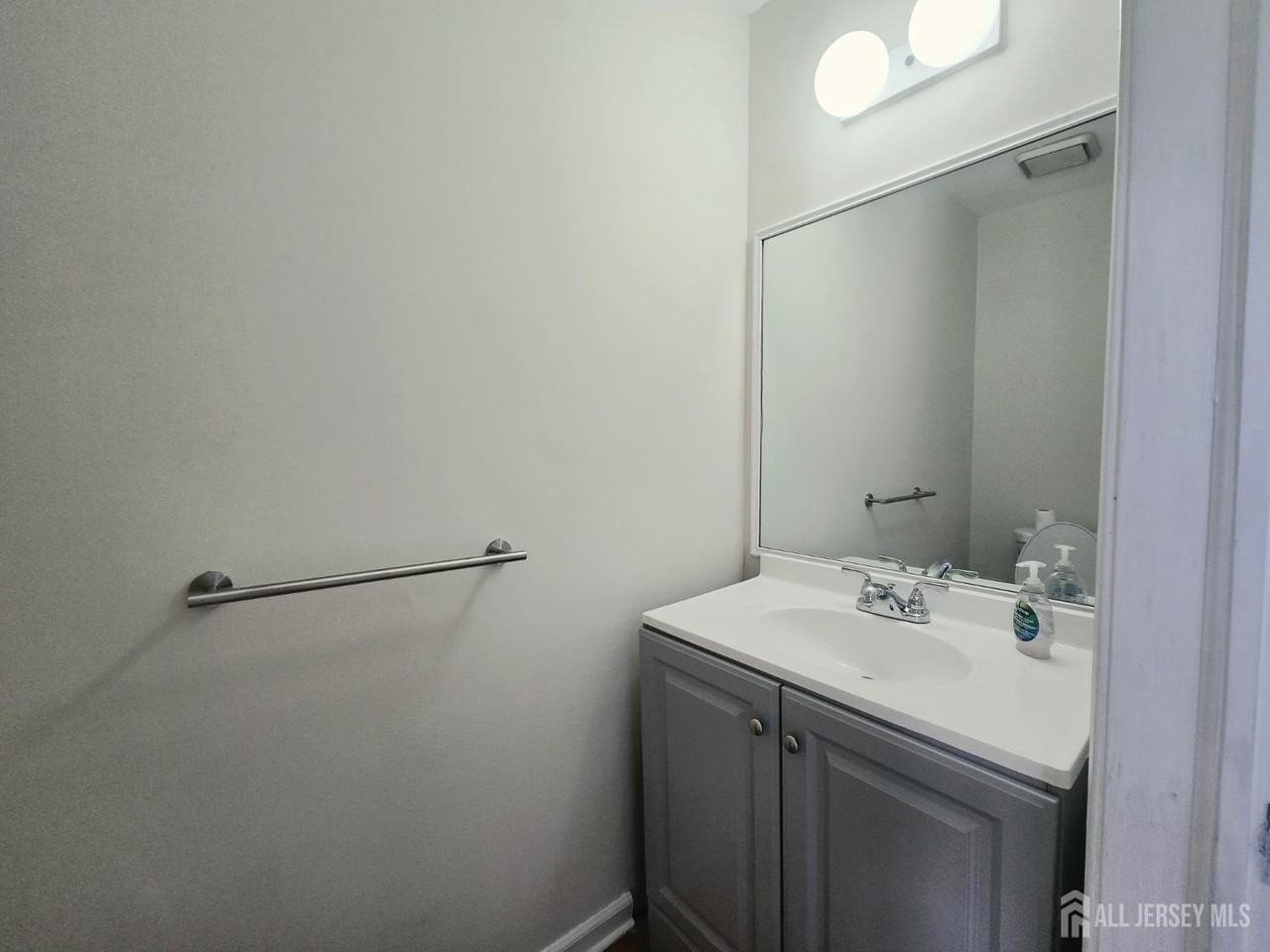 187 Hampshire Ct - Photo 6 of 17