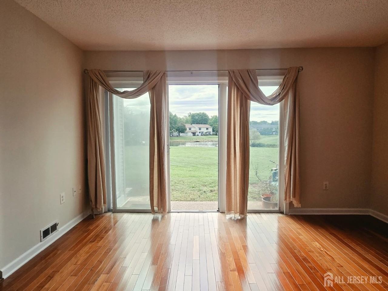 187 Hampshire Ct - Photo 7 of 17