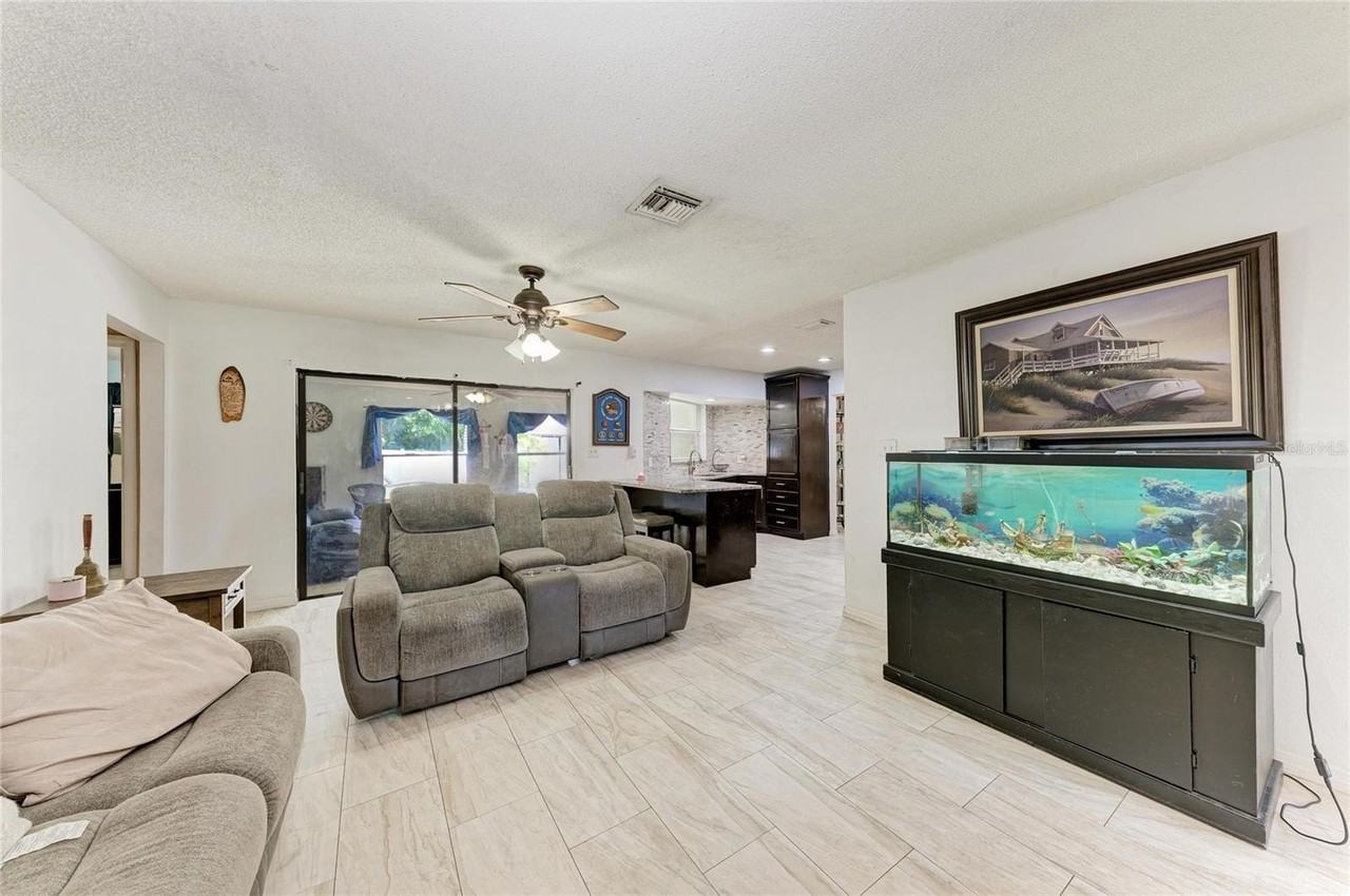 1520 Sunnyhills Dr - Photo 3 of 40