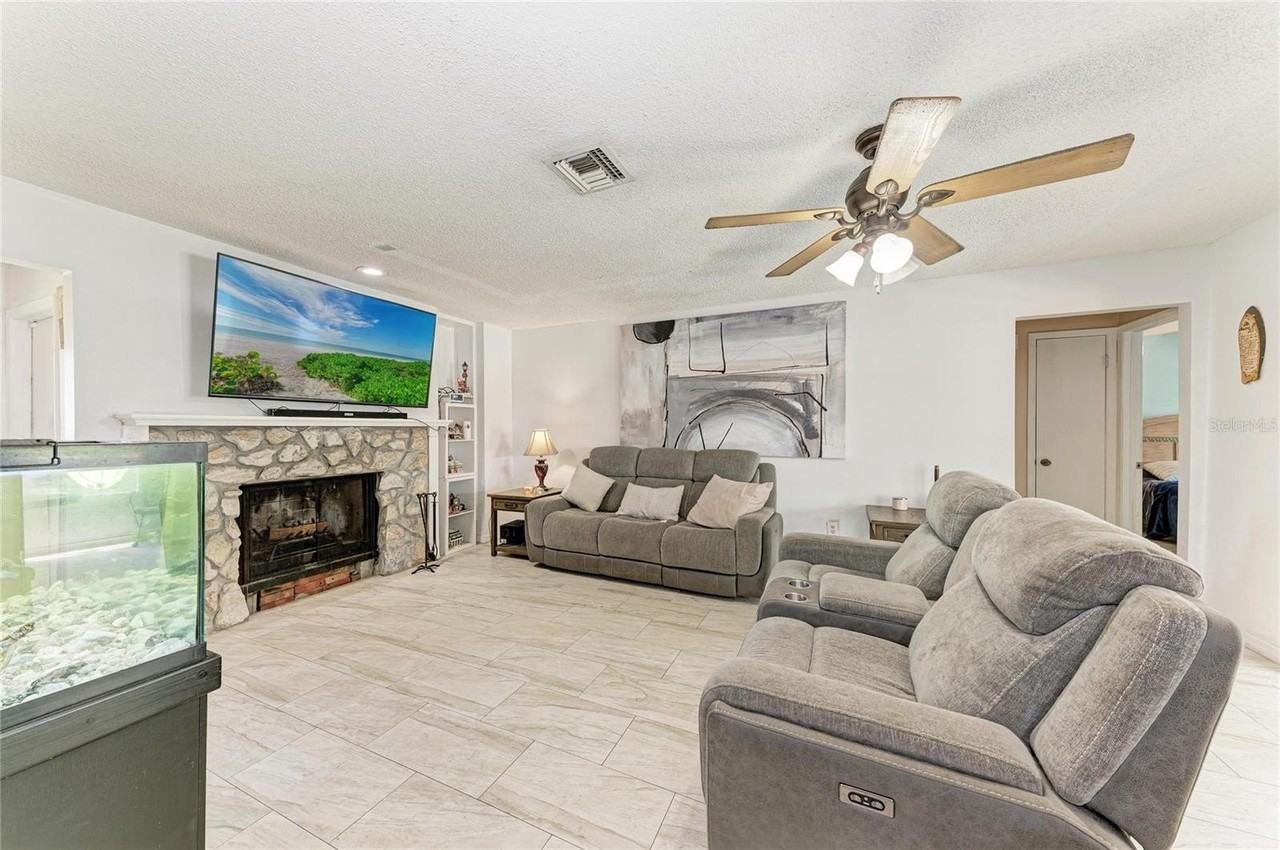 1520 Sunnyhills Dr - Photo 5 of 40