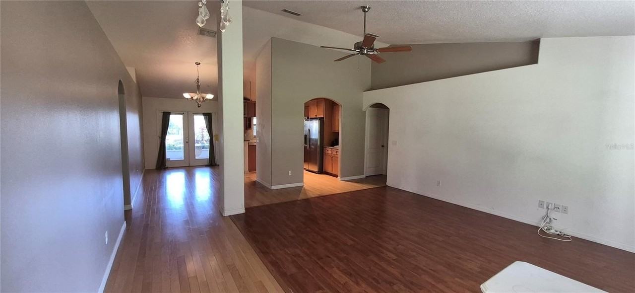 10037 Crenshaw Cir - Photo 2 of 11