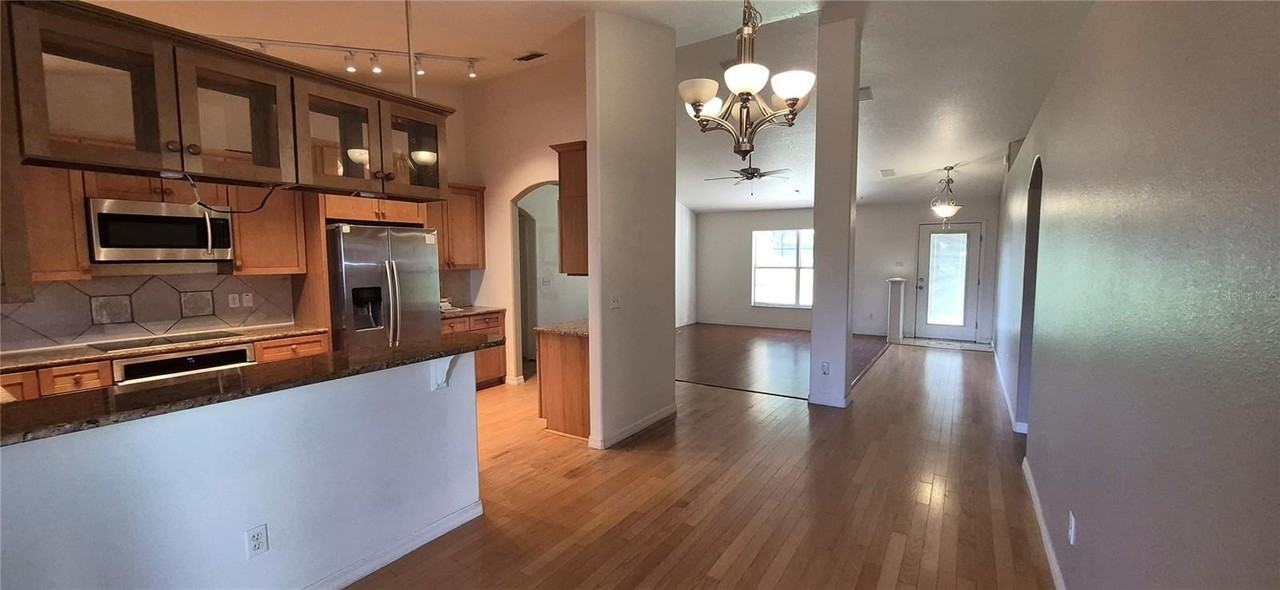 10037 Crenshaw Cir - Photo 3 of 11