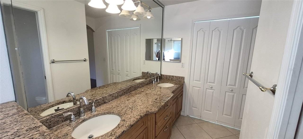 10037 Crenshaw Cir - Photo 7 of 11