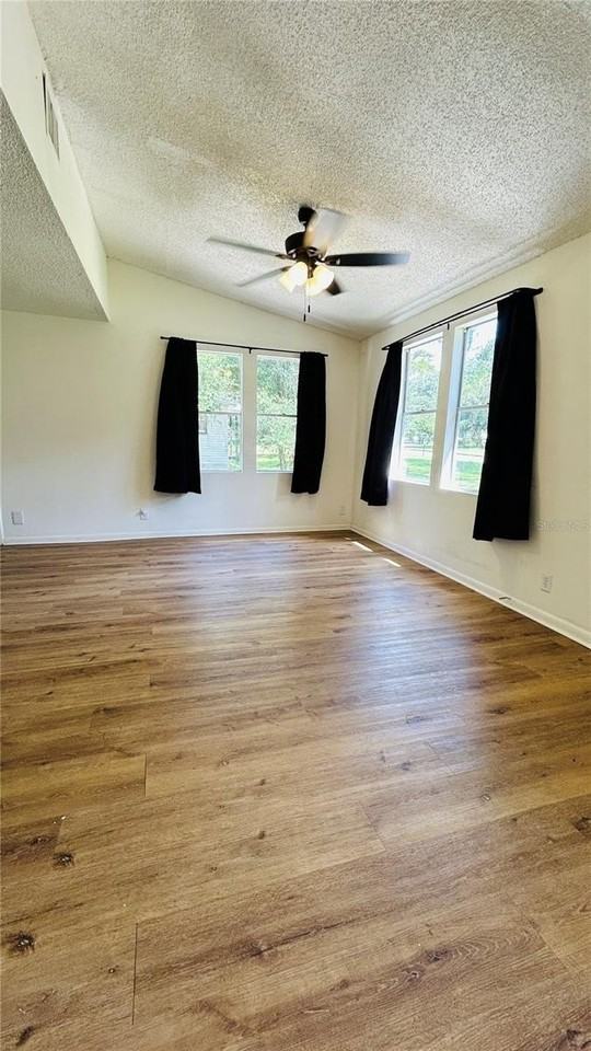 1510 Se 35th Ave - Photo 2 of 15