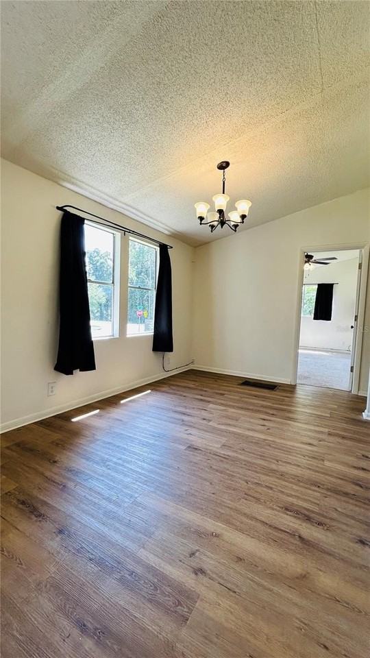 1510 Se 35th Ave - Photo 3 of 15