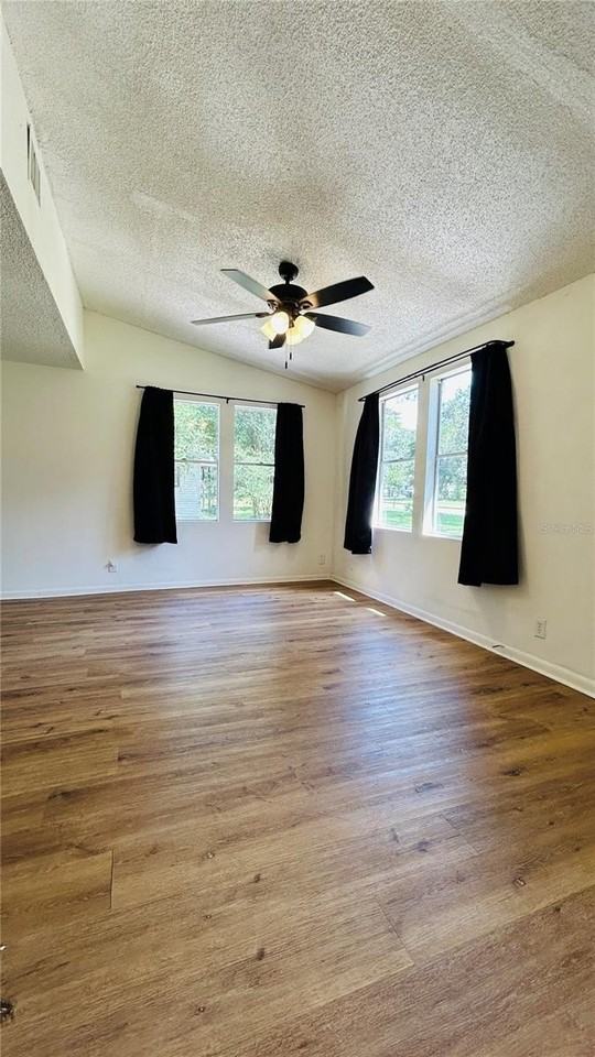 1510 Se 35th Ave - Photo 4 of 15
