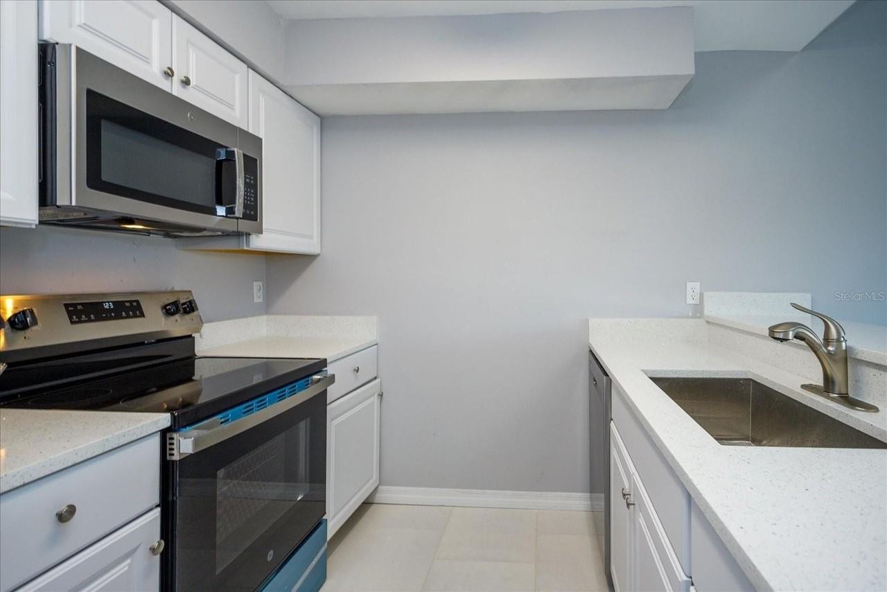 2703 Hunt Club Ln - Photo 4 of 14
