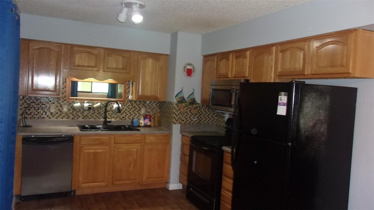 10043 Sw 89th Ct - Photo 7 of 32