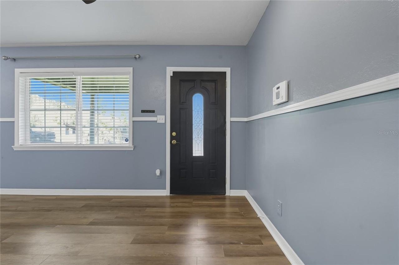 758 42nd Ave Ne - Photo 5 of 39