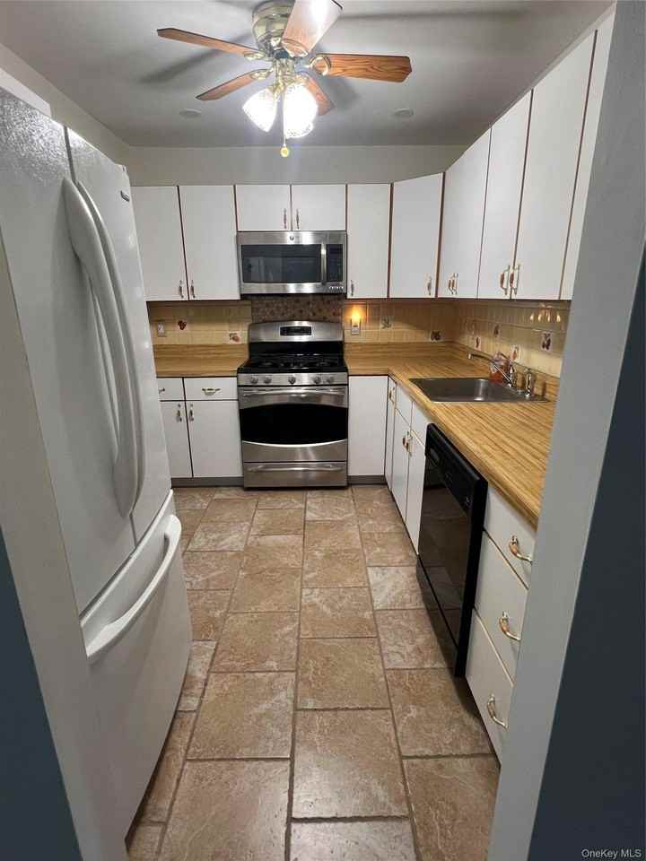 21 Sandy Hill Rd - Photo 3 of 11