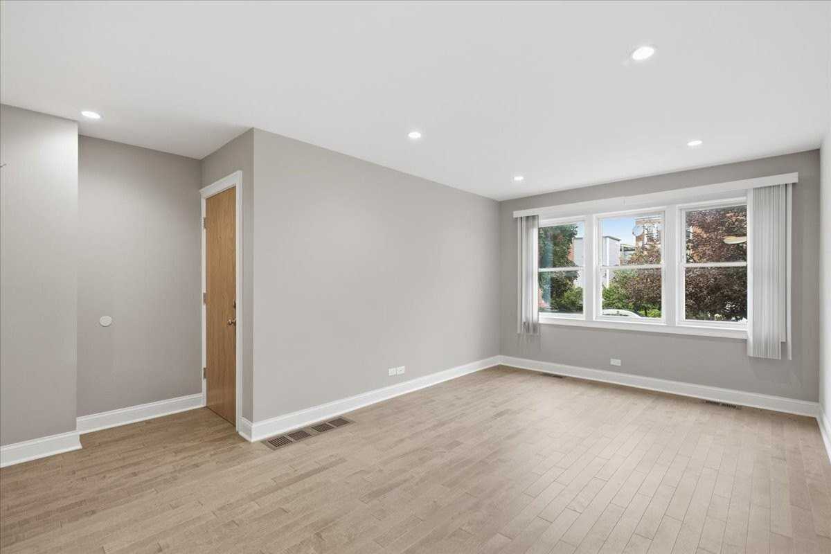 2553 W Summerdale Ave #1E - Photo 2 of 10