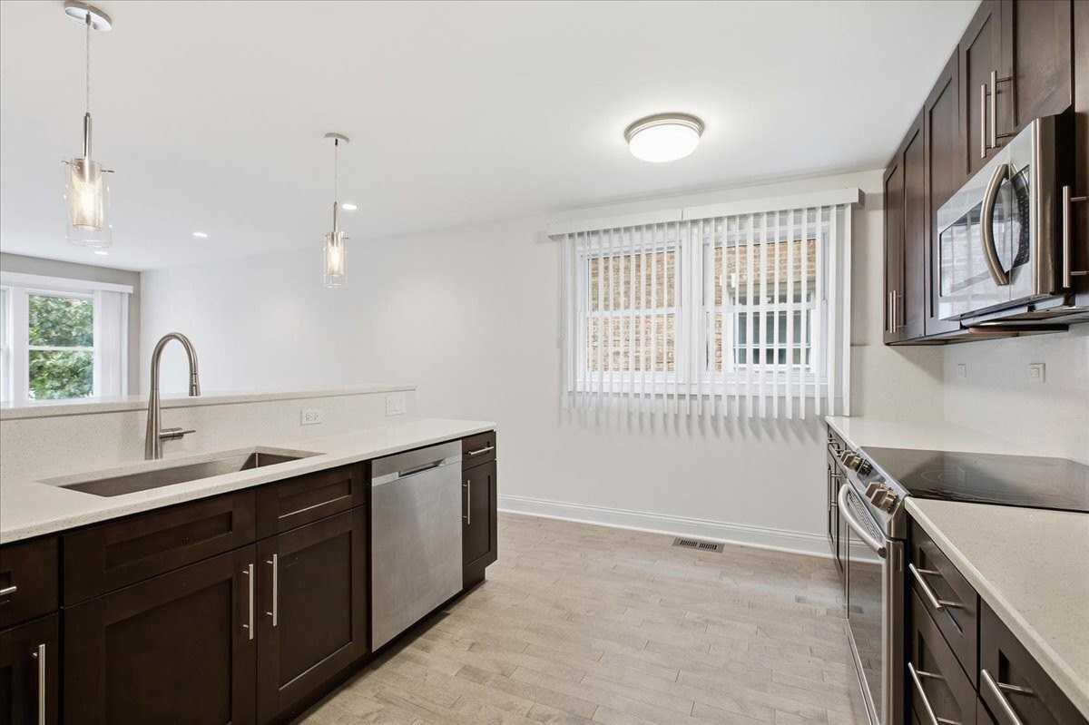 2553 W Summerdale Ave #1E - Photo 3 of 10