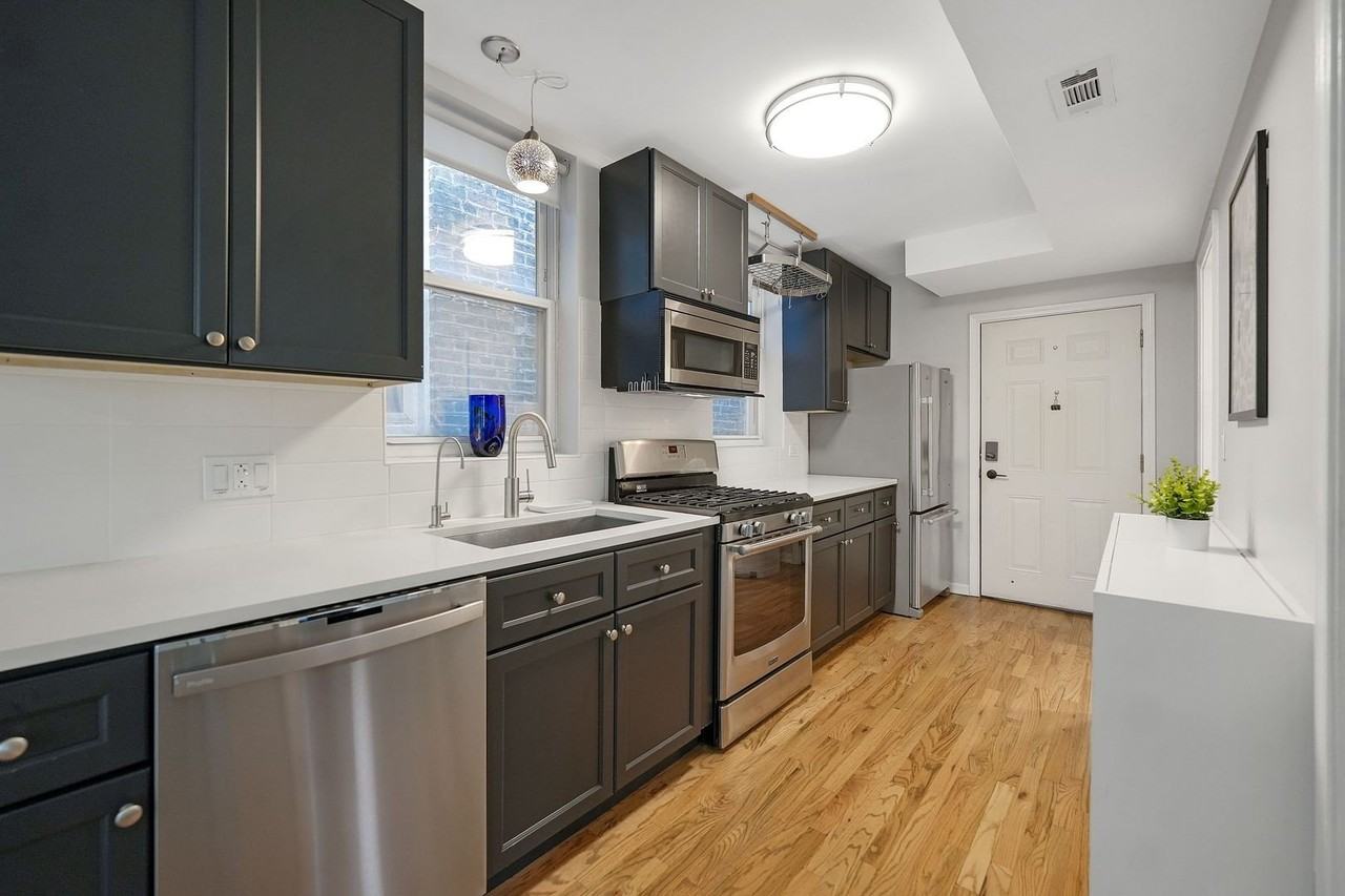 1427 W Superior St #2F - Photo 5 of 27