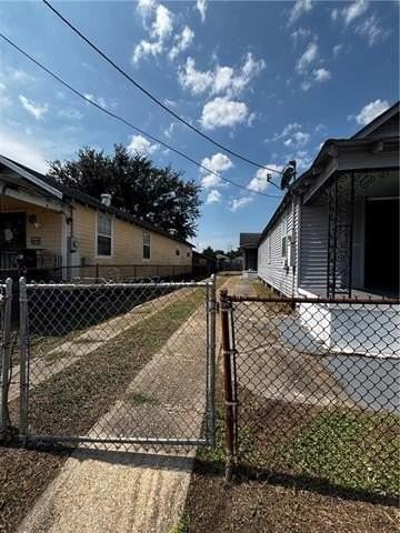 2326 Spain St - Photo 2 of 9