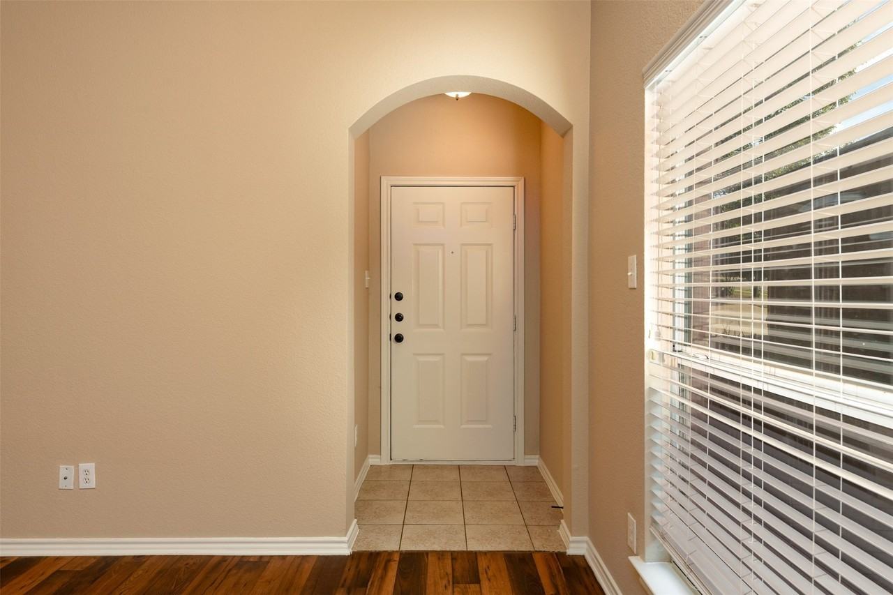 1405 Piedmont Dr - Photo 5 of 27