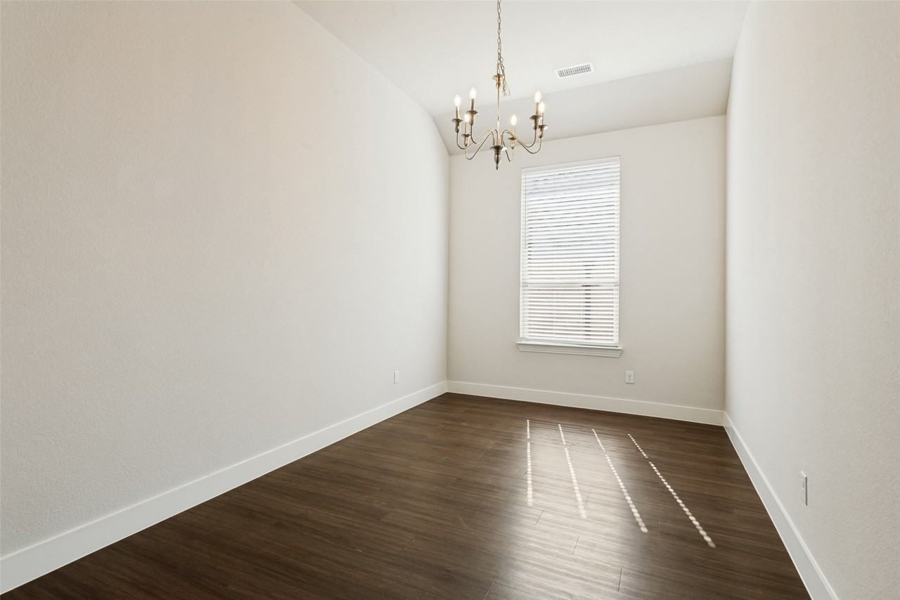 1665 Sheldon Dr - Photo 4 of 12