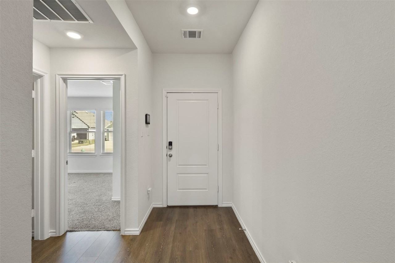 11129 Pond View Ct - Photo 2 of 35