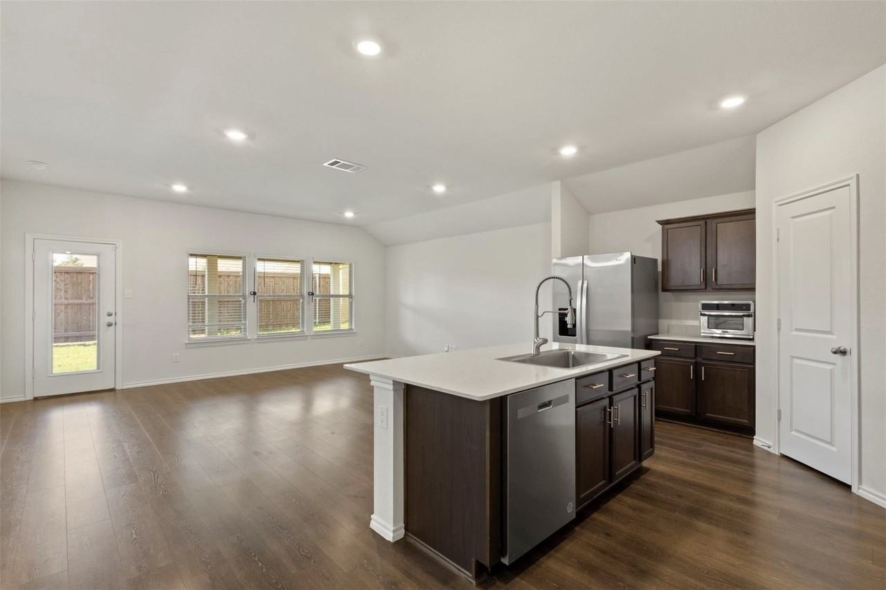11129 Pond View Ct - Photo 4 of 35