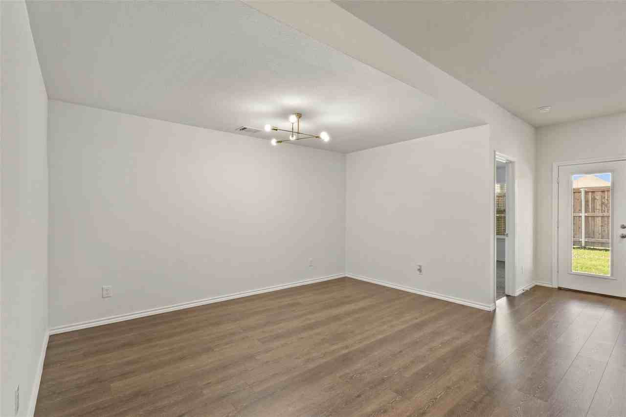 11129 Pond View Ct - Photo 3 of 35