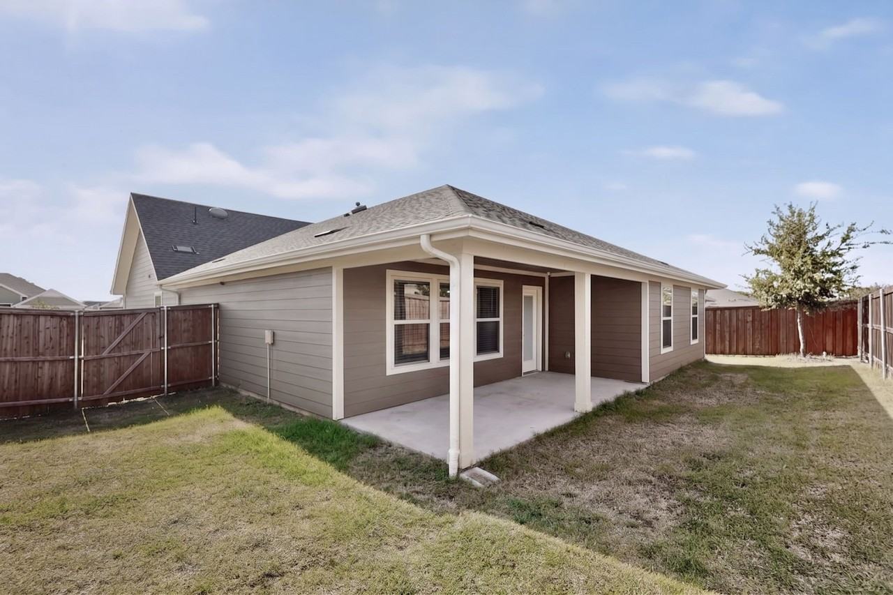 11129 Pond View Ct - Photo 5 of 35