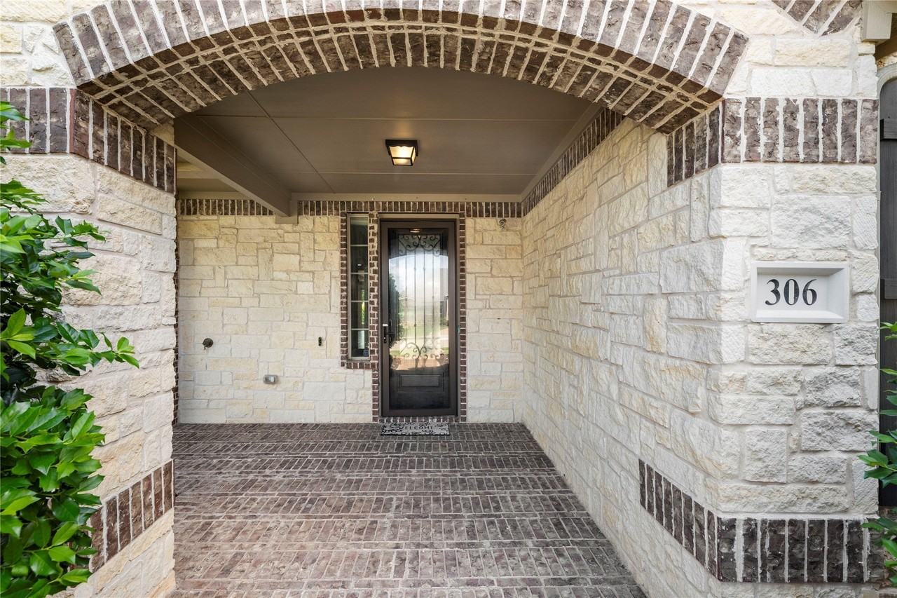 306 Waterford Ln - Photo 4 of 38