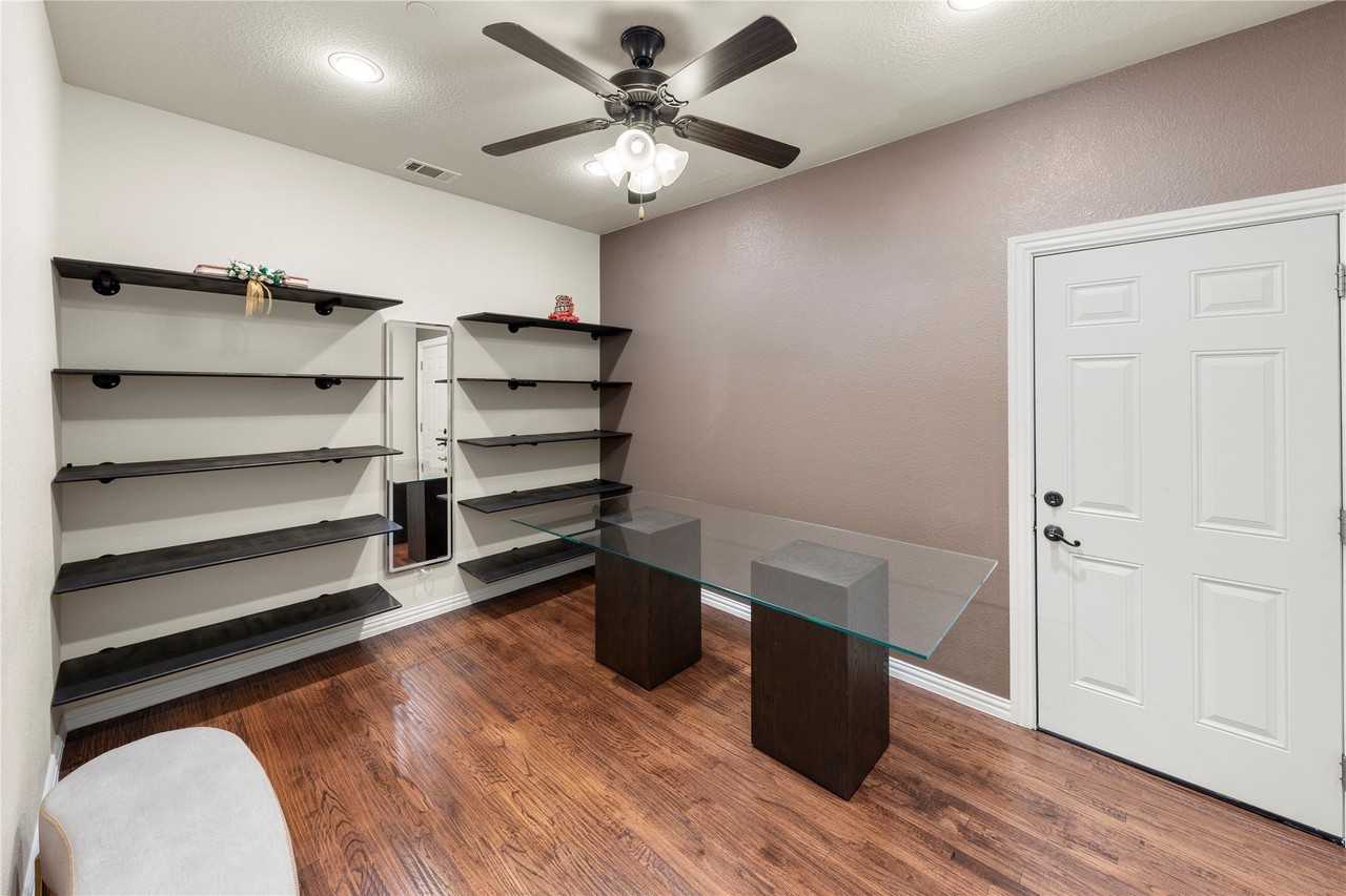 306 Waterford Ln - Photo 6 of 38