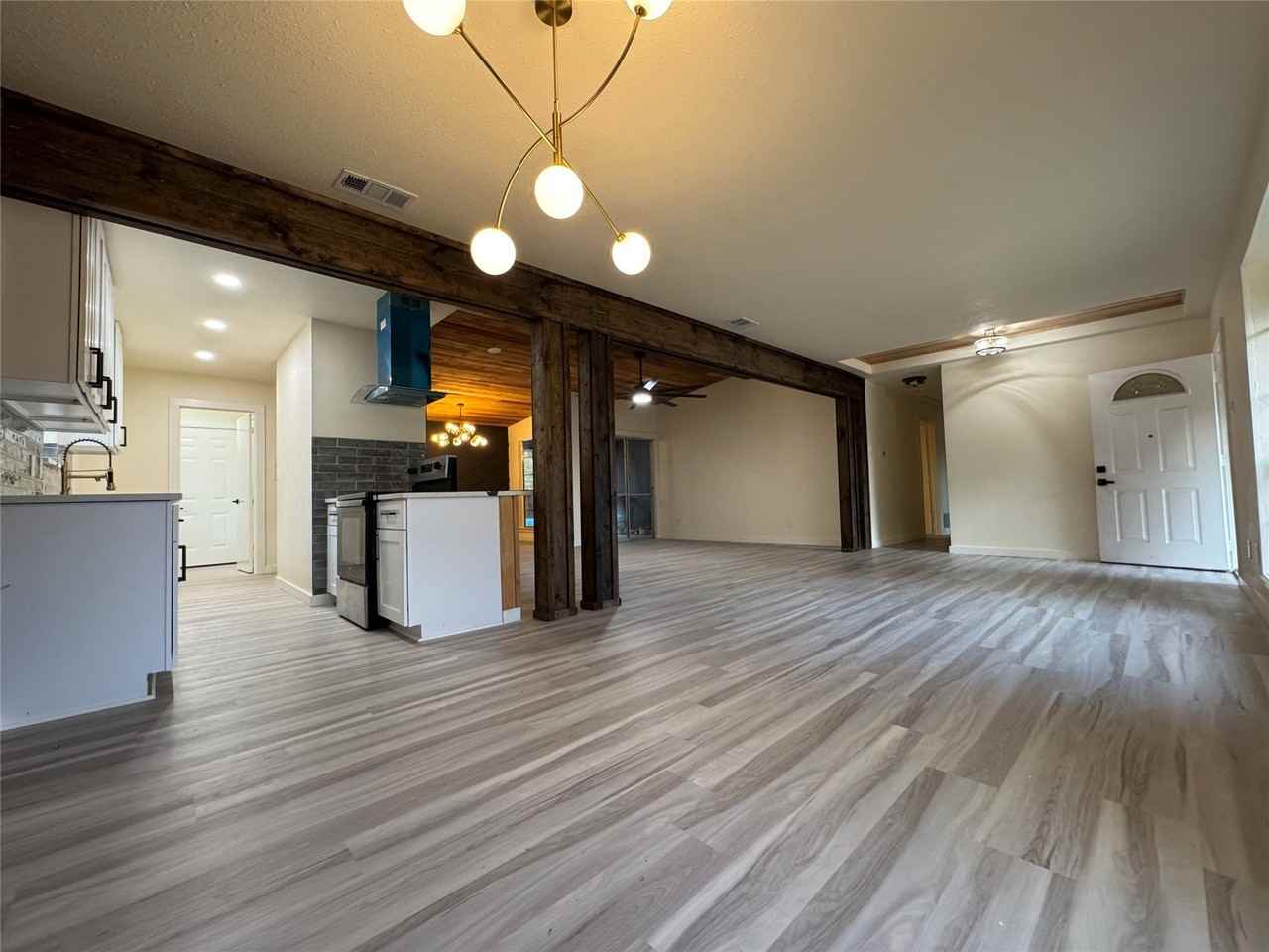 2105 Drake Dr - Photo 4 of 19