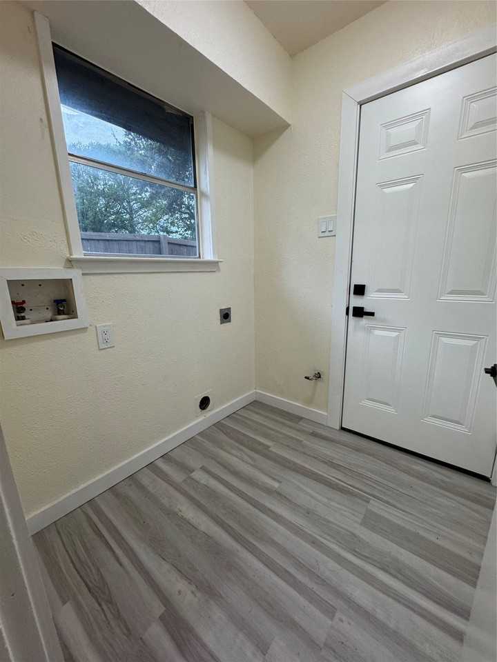 2105 Drake Dr - Photo 5 of 19