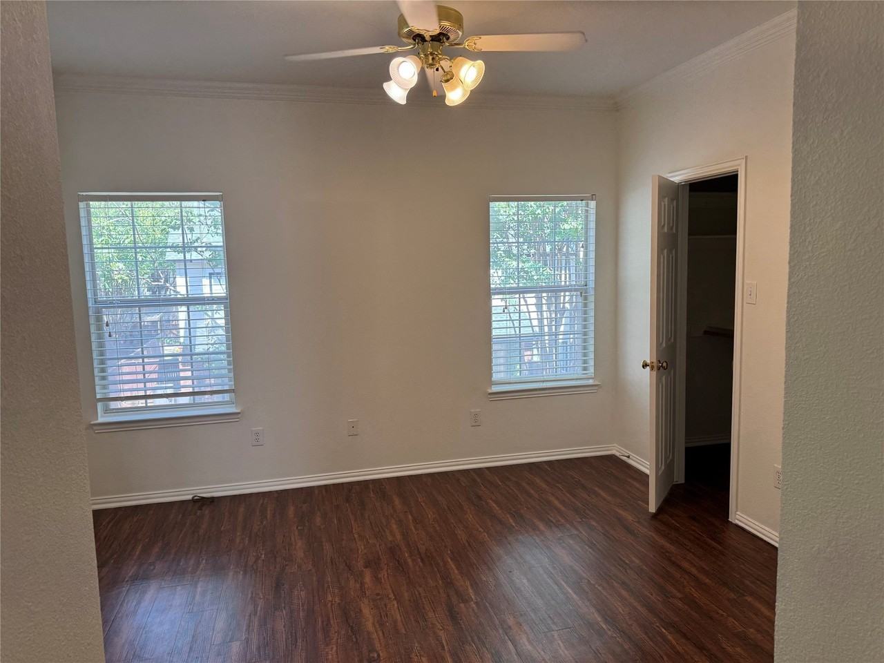 2453 Southcourt Cir - Photo 2 of 7