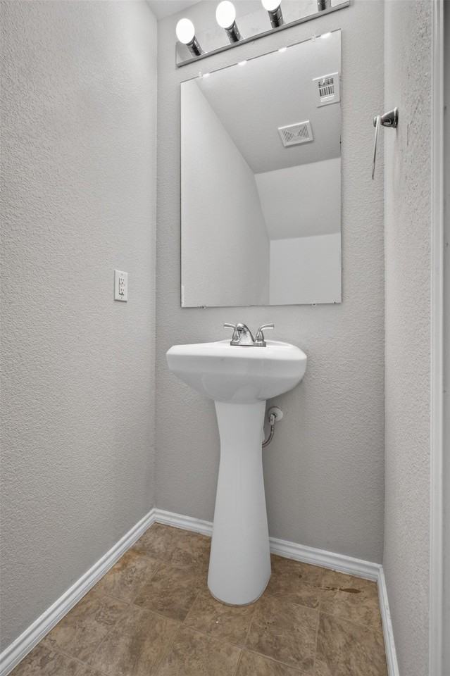 6341 Bollard Dr - Photo 5 of 32