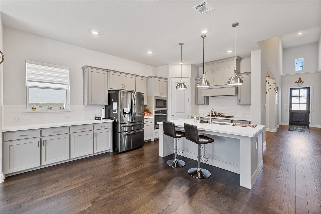 1447 20th St - Photo 2 of 40
