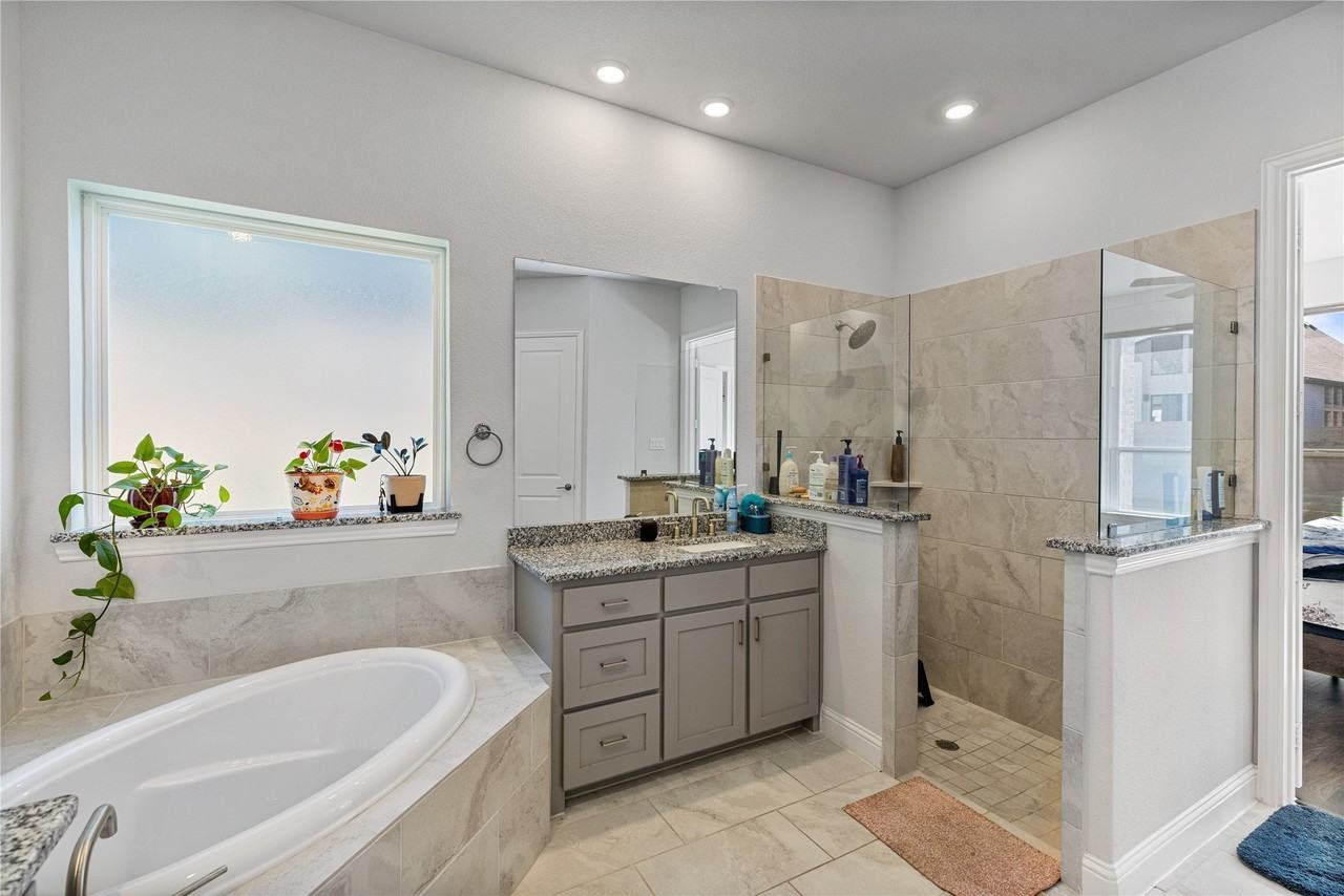 1447 20th St - Photo 3 of 40