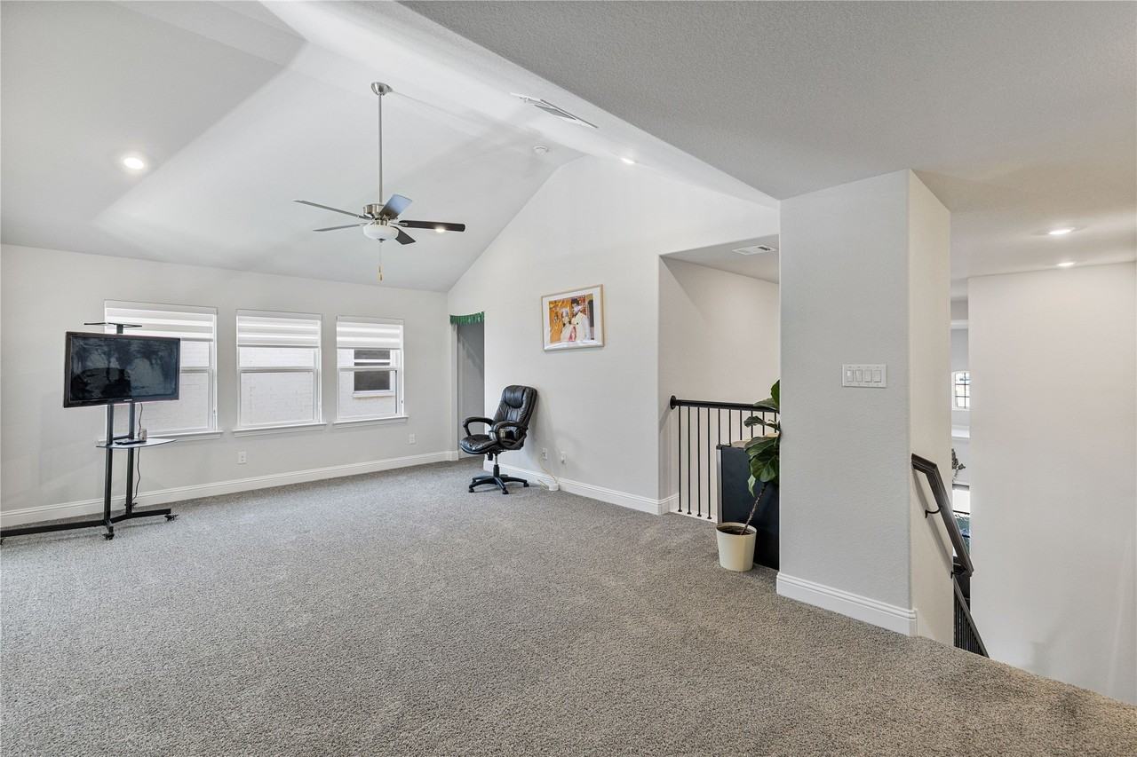 1447 20th St - Photo 5 of 40