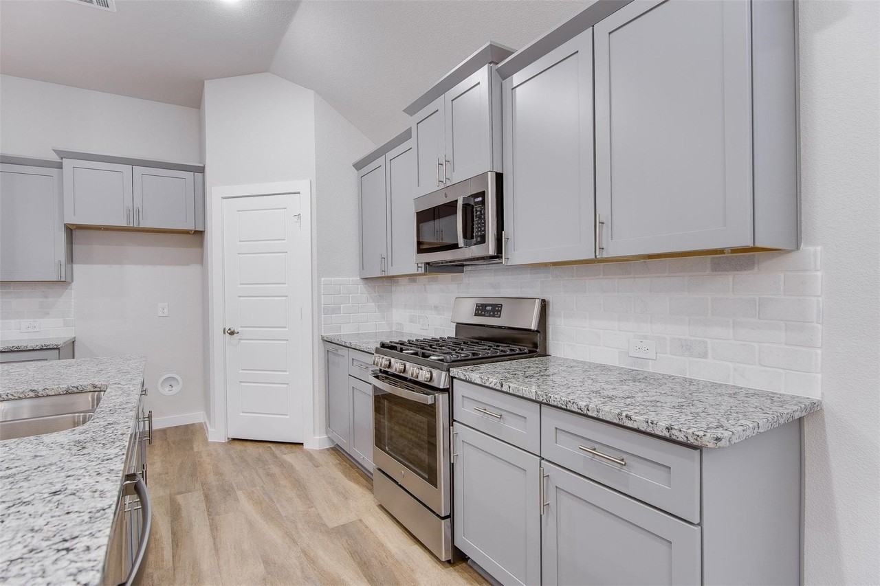 1716 Everitt Trl - Photo 4 of 11