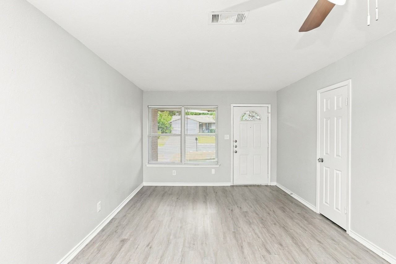 1214 Lynn St - Photo 2 of 16