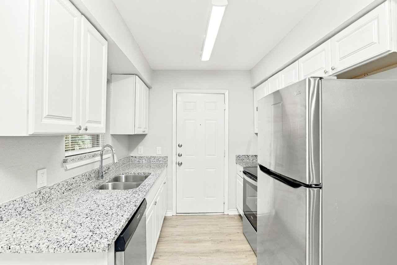1214 Lynn St - Photo 7 of 16