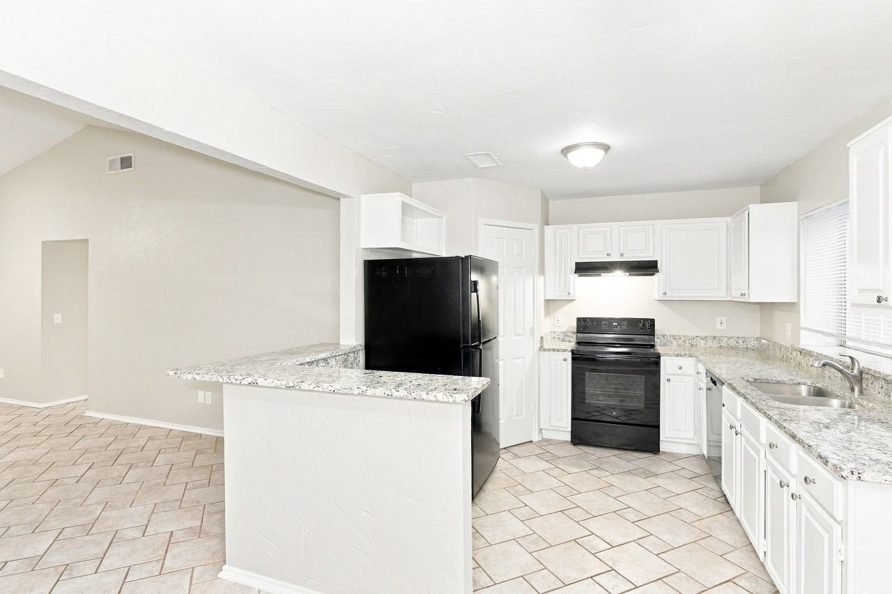 7509 Atlantic Dr - Photo 5 of 16